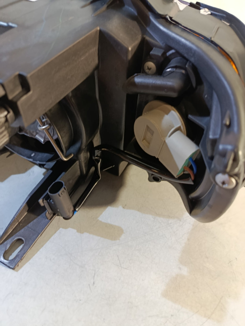 BMW X5 E53 Right Headlight, White Turn Indicator (TYC) 63126930212 ZBM1151CR