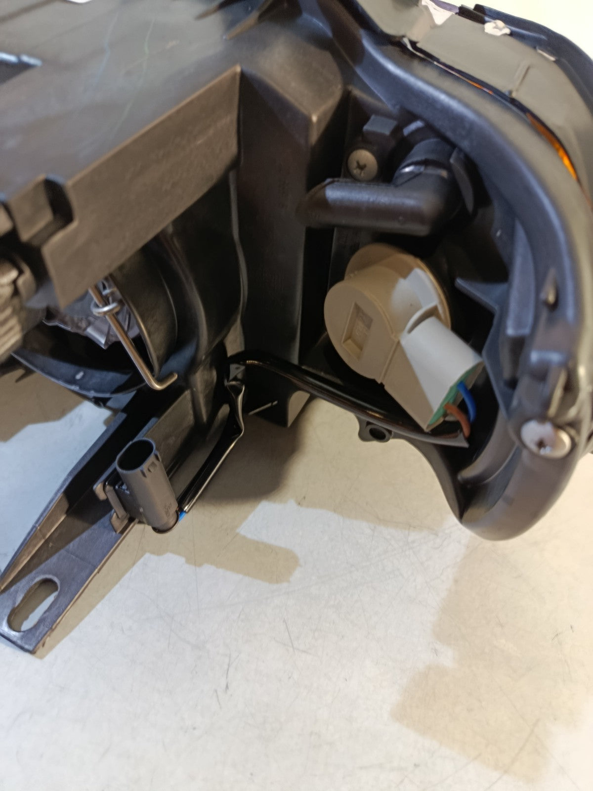 BMW X5 E53 Right Headlight, White Turn Indicator (TYC) 63126930212 ZBM1151CR