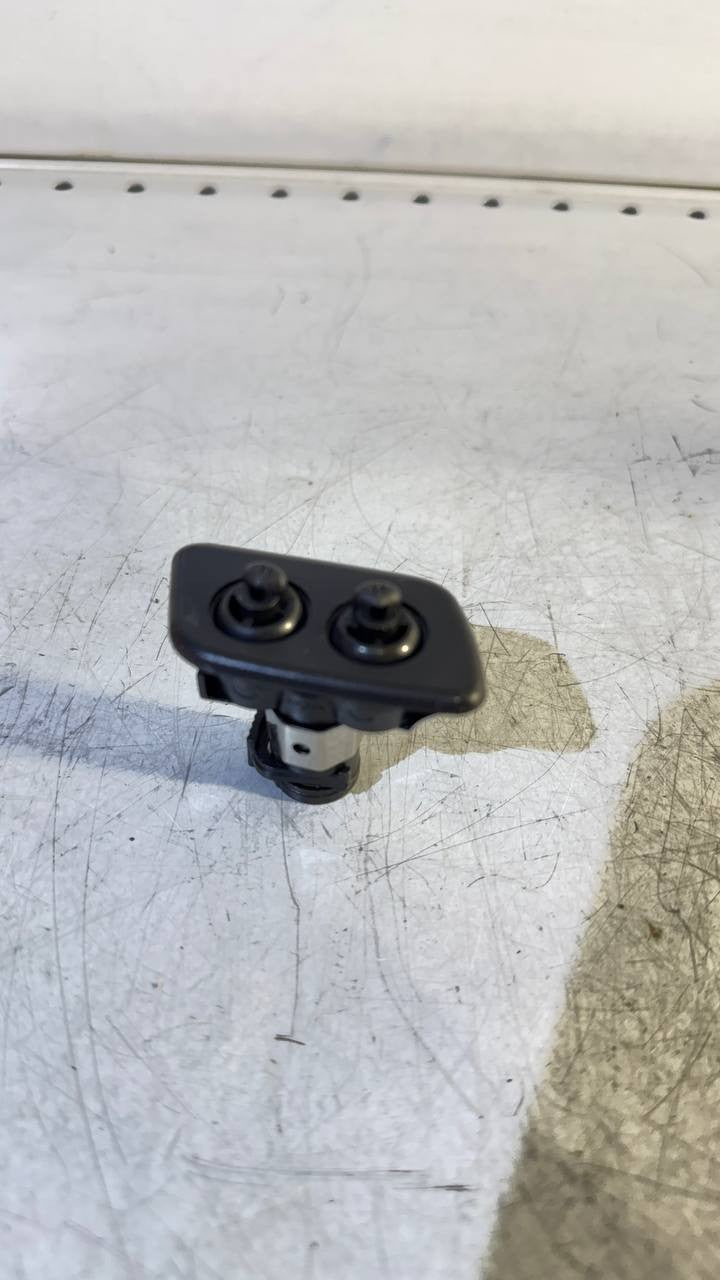 BMW E39 Spray Nozzle Right 61678360662 PBMWG024R