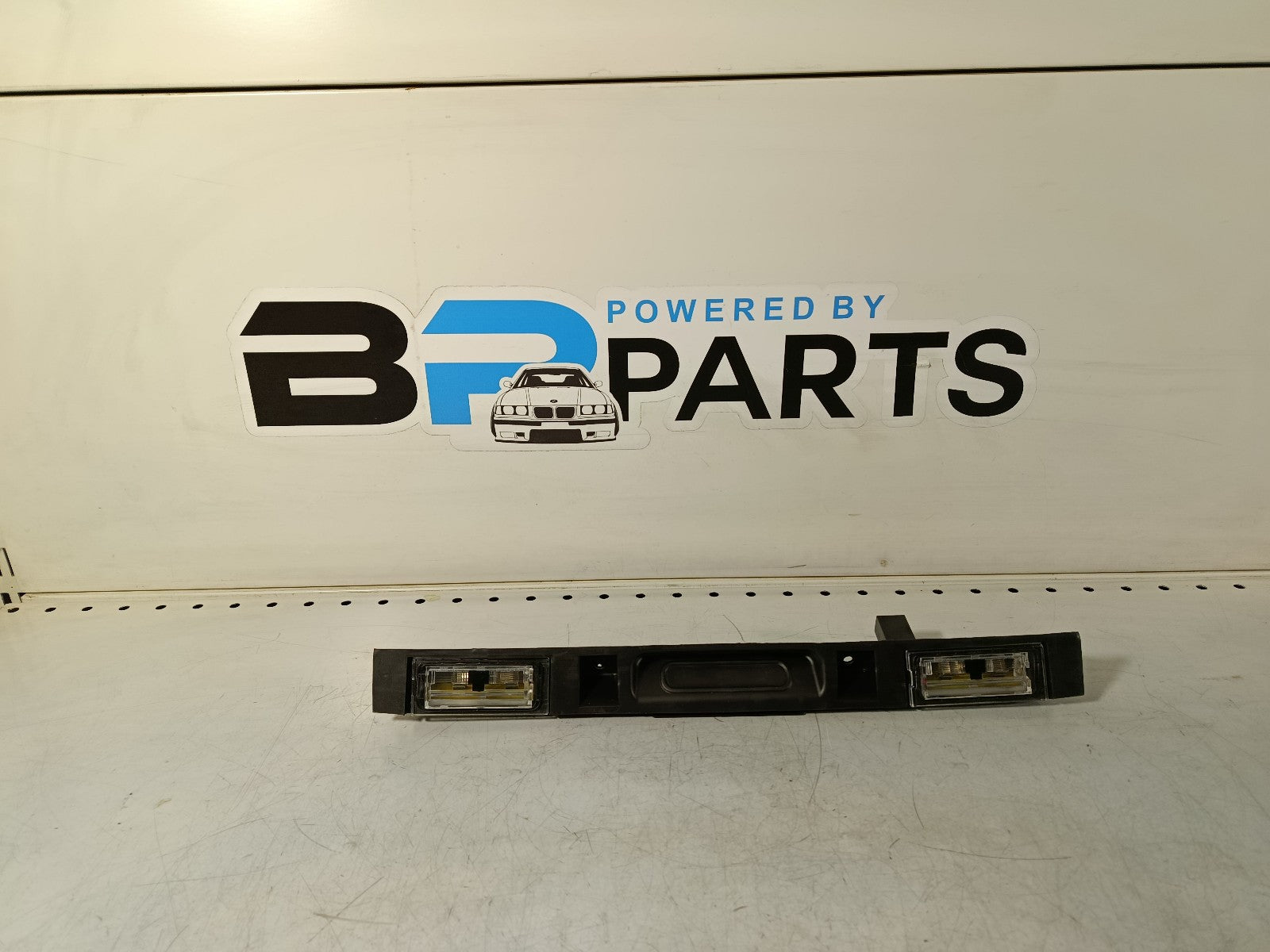 BMW e83 Trunk lid grip with key button 51133403611