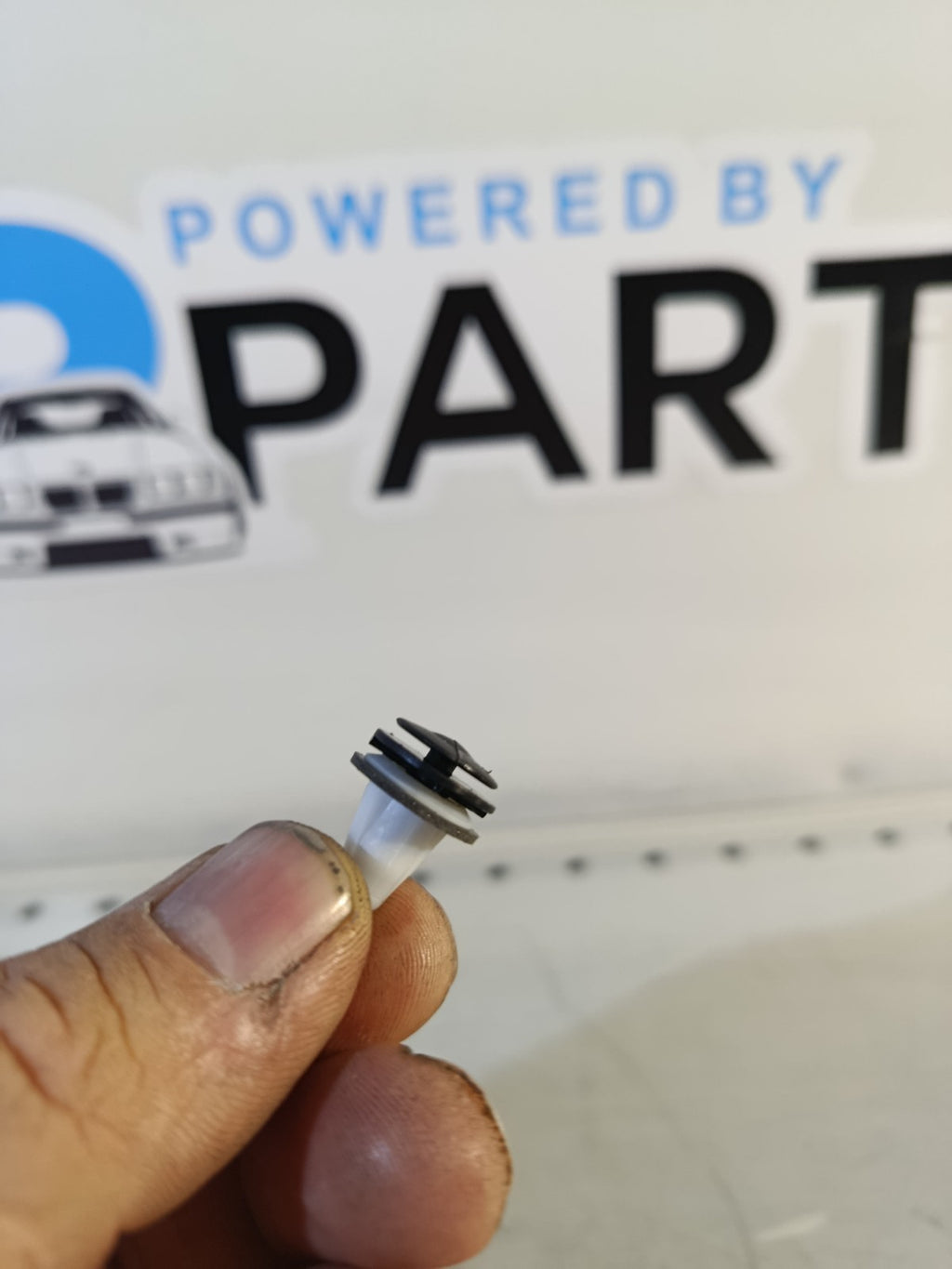 1x BMW Windshield Cowl Clips Push Pin E46 1999-2006 OEM 51718234698