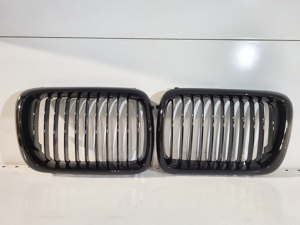 BMW E36 face-lift grille, gloss black right 51138195152 left 51138195151 not oem