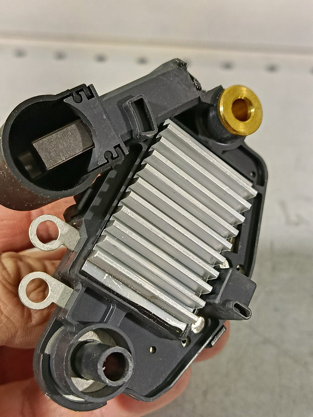 Voltage regulator ARE3045 AS-PL