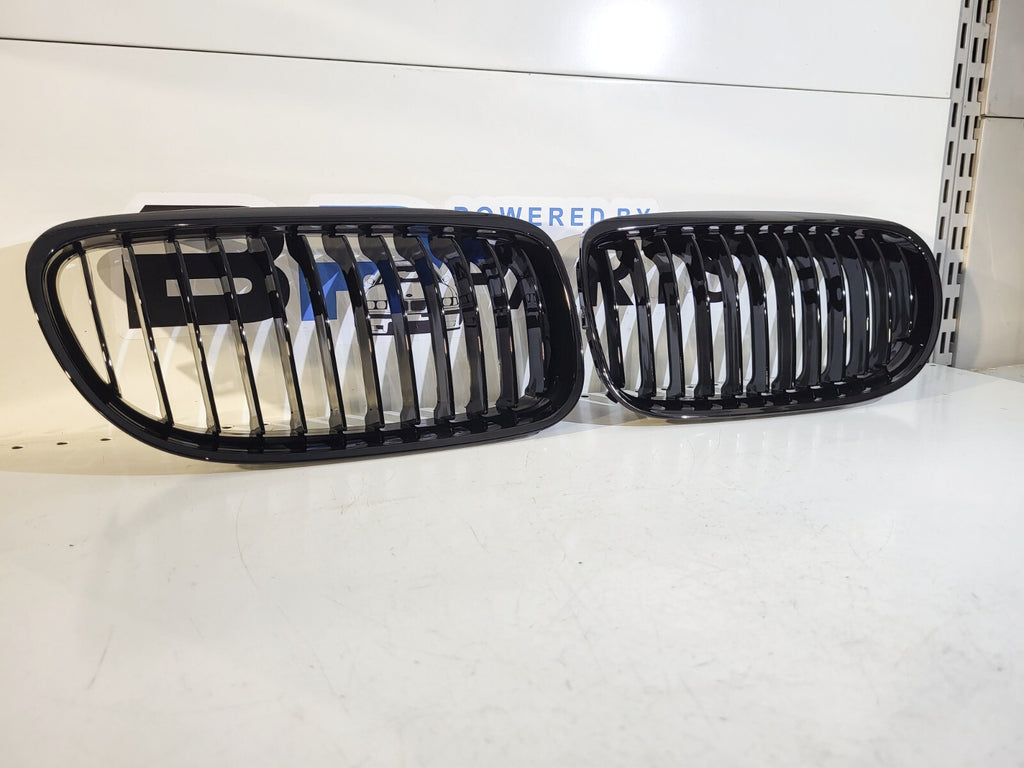 BMW E90LCI E91LCI Sedan Kidney set BLACK left, right 51137201969 51137201970