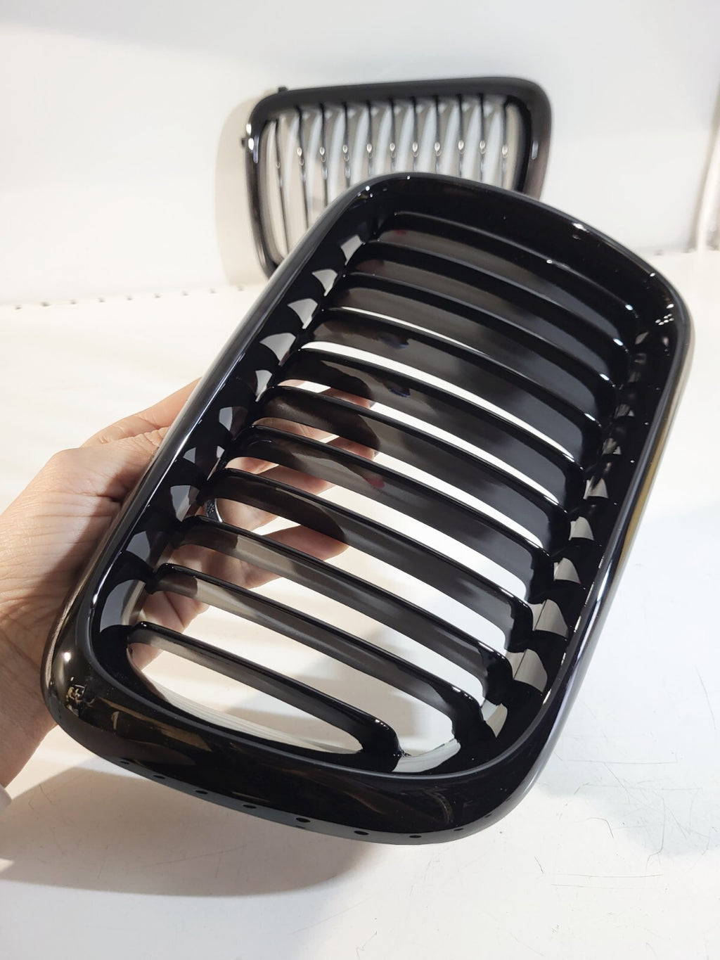 BMW E36 face-lift grille, gloss black right 51138195152 left 51138195151 not oem