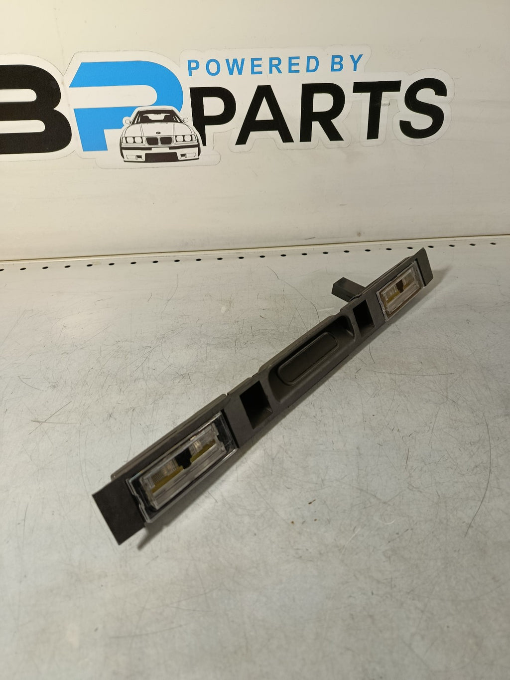 BMW e83 Trunk lid grip with key button 51133403611