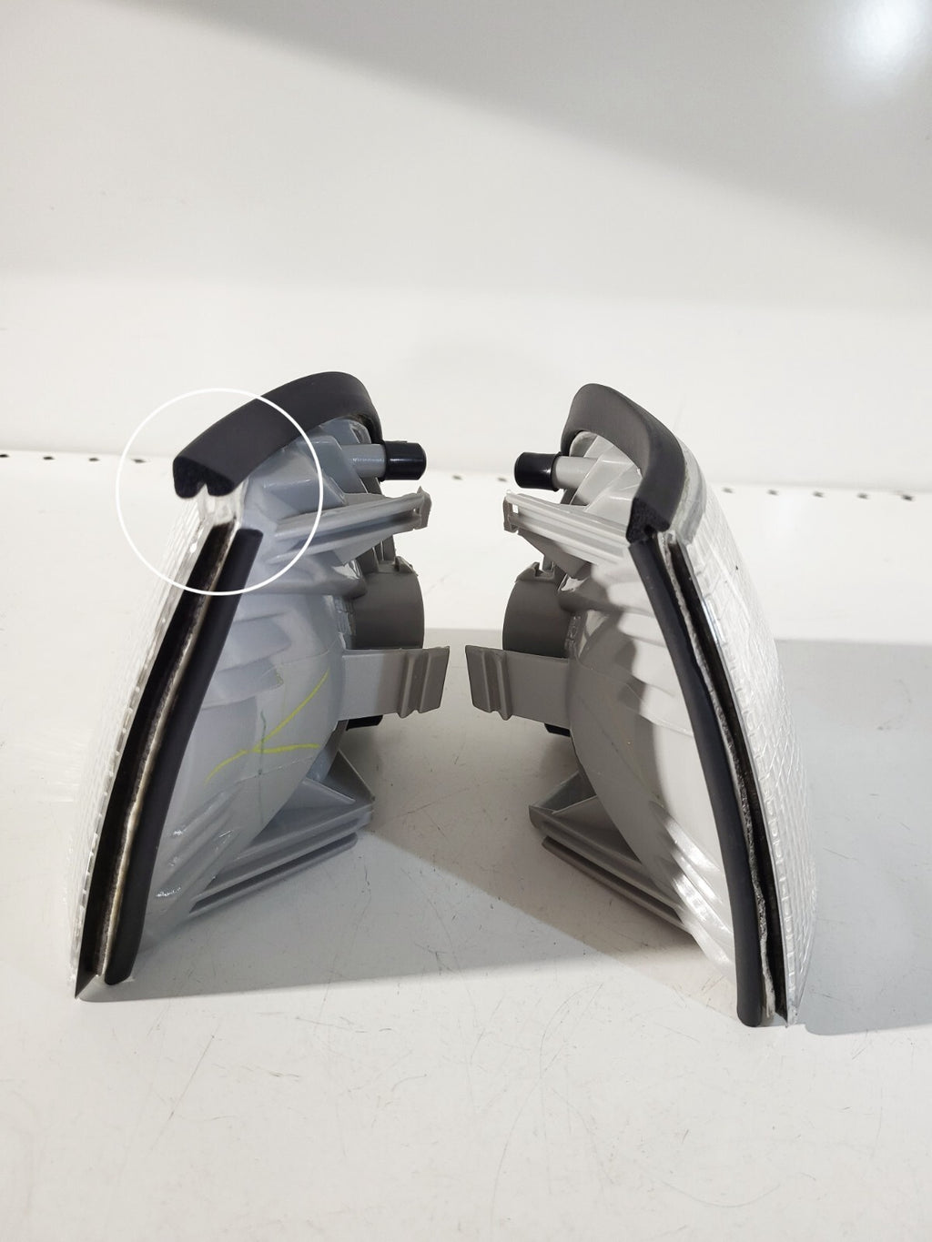 BMW E36 Front left/ right white turn indicator 82199403095 82199403096