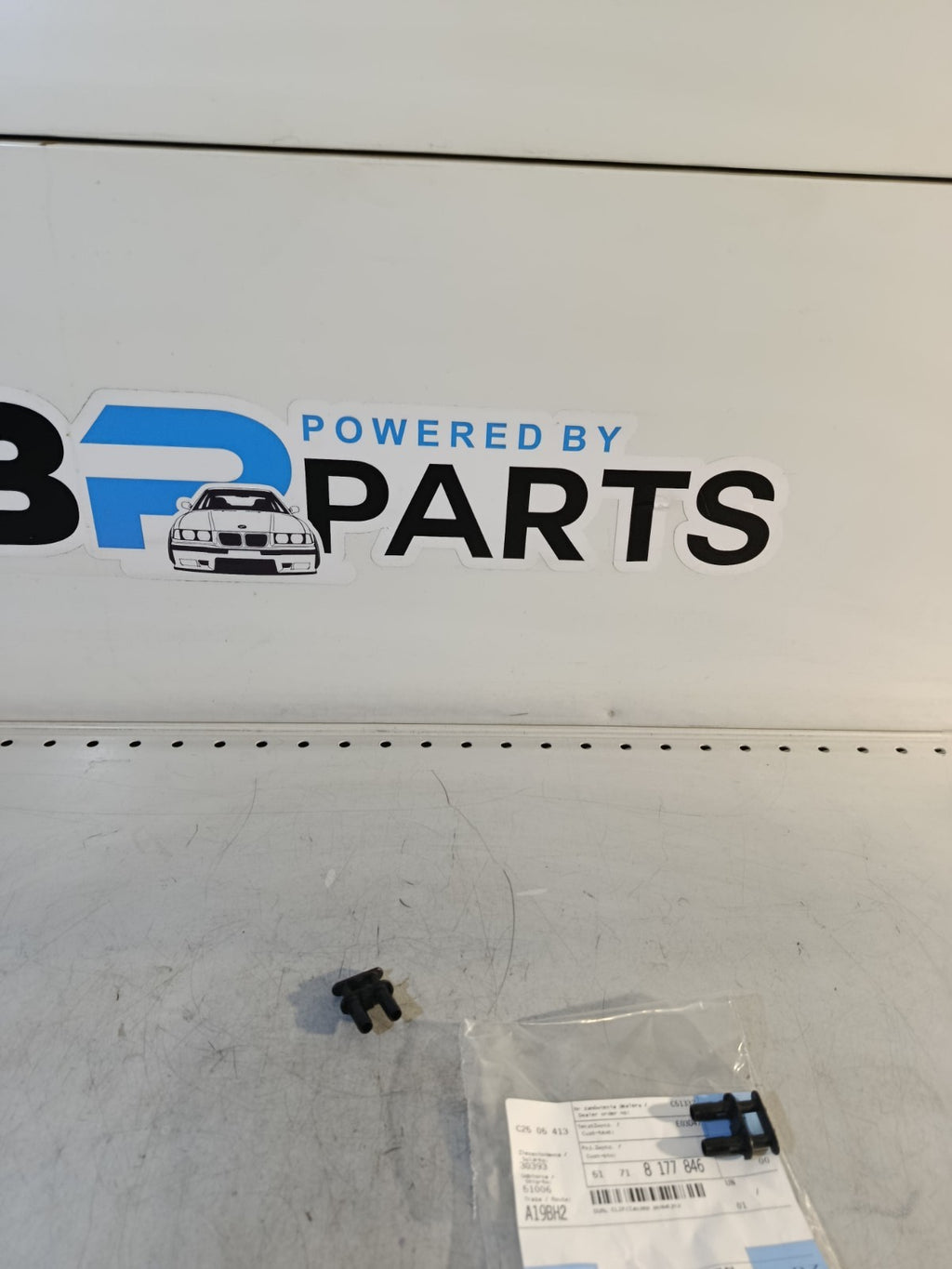 2006-2010 BMW X3 3.0Si E83LCI ~ 1x WINDSCREEN TRIM DUAL CLIP ~ 51718177846 ~ OEM