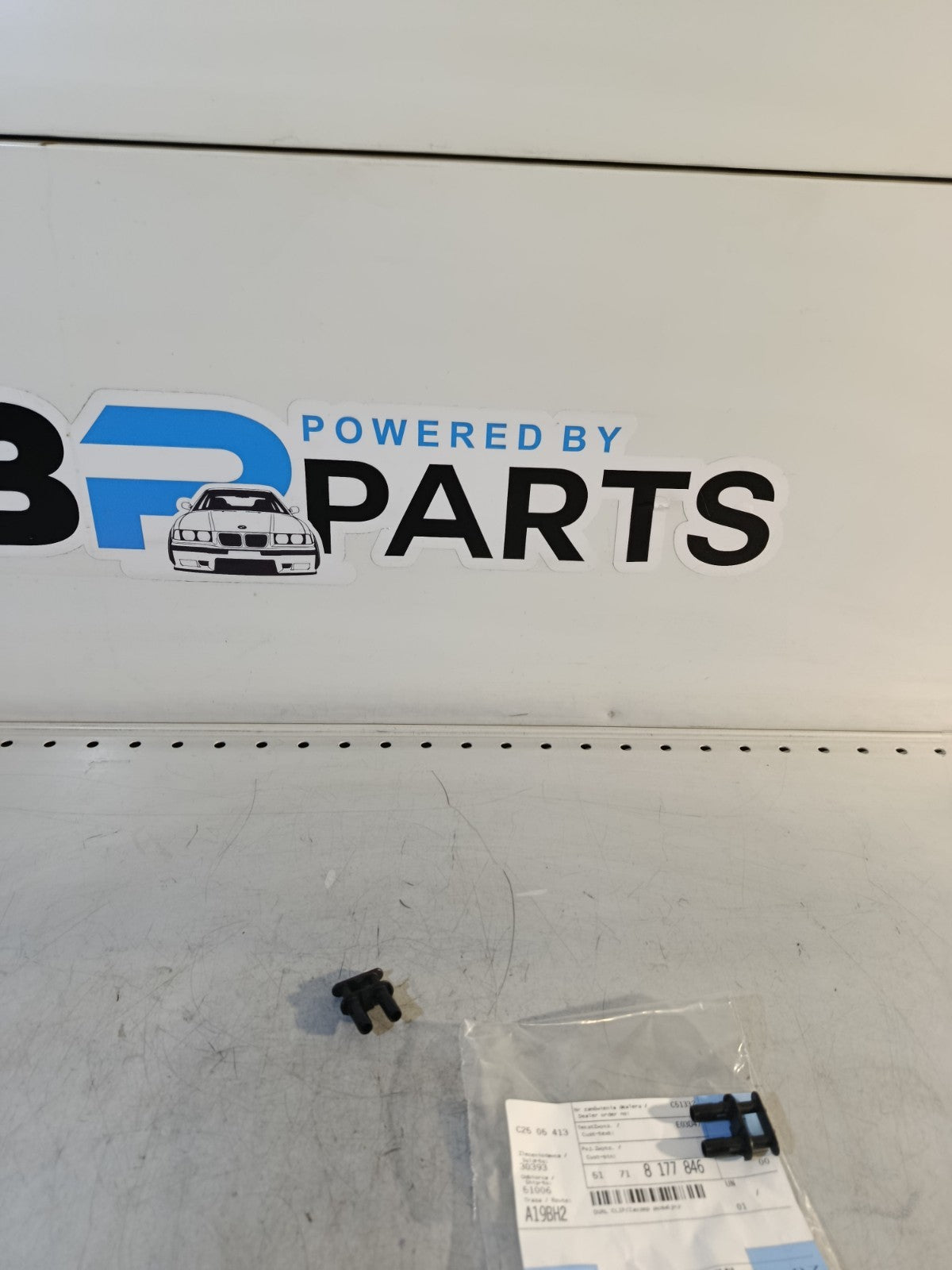 2006-2010 BMW X3 3.0Si E83LCI ~ 1x WINDSCREEN TRIM DUAL CLIP ~ 51718177846 ~ OEM