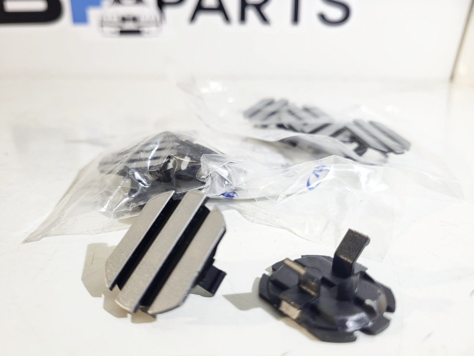 BMW E34 E39 E46 E36 E60 E38 Cap 1psc  11121726089