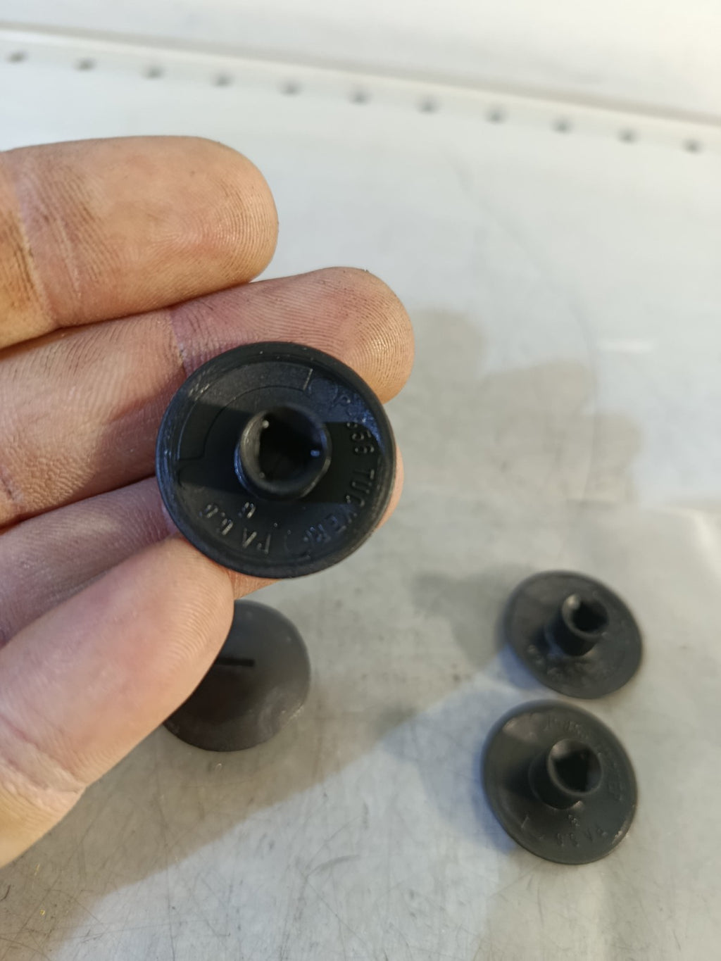 1x NEW GENUINE BMW E36 E38 MINI F56 F55 WINDSHIELD COWL TRIM PUSH-BUTTON 8153561