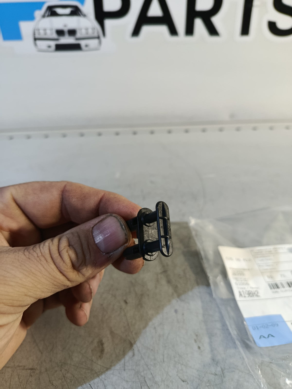 2006-2010 BMW X3 3.0Si E83LCI ~ 1x WINDSCREEN TRIM DUAL CLIP ~ 51718177846 ~ OEM