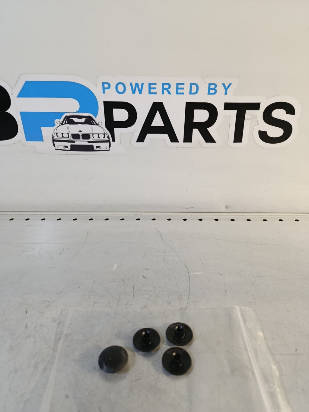 1x NEW GENUINE BMW E36 E38 MINI F56 F55 WINDSHIELD COWL TRIM PUSH-BUTTON 8153561