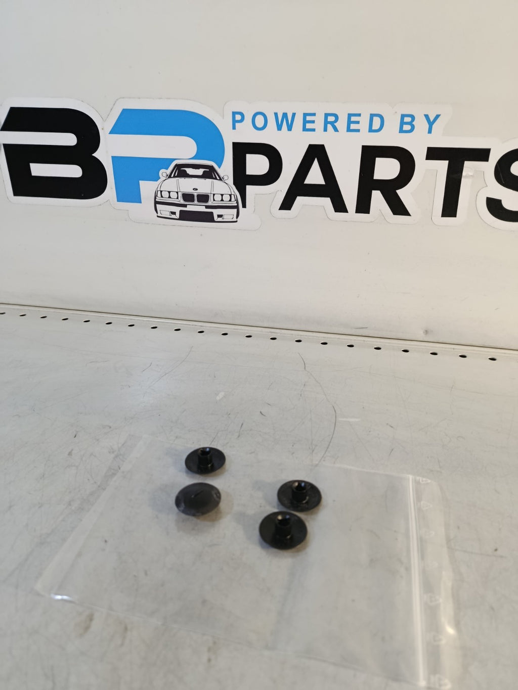 1x NEW GENUINE BMW E36 E38 MINI F56 F55 WINDSHIELD COWL TRIM PUSH-BUTTON 8153561