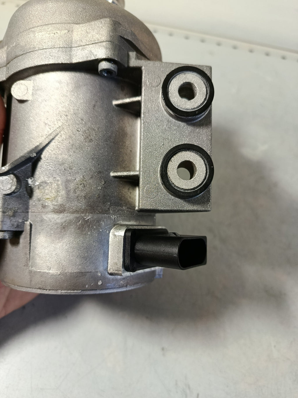 BMW e92 325i Coolant pump, electric 11517586925 PIERBURG 7.02851.20.0