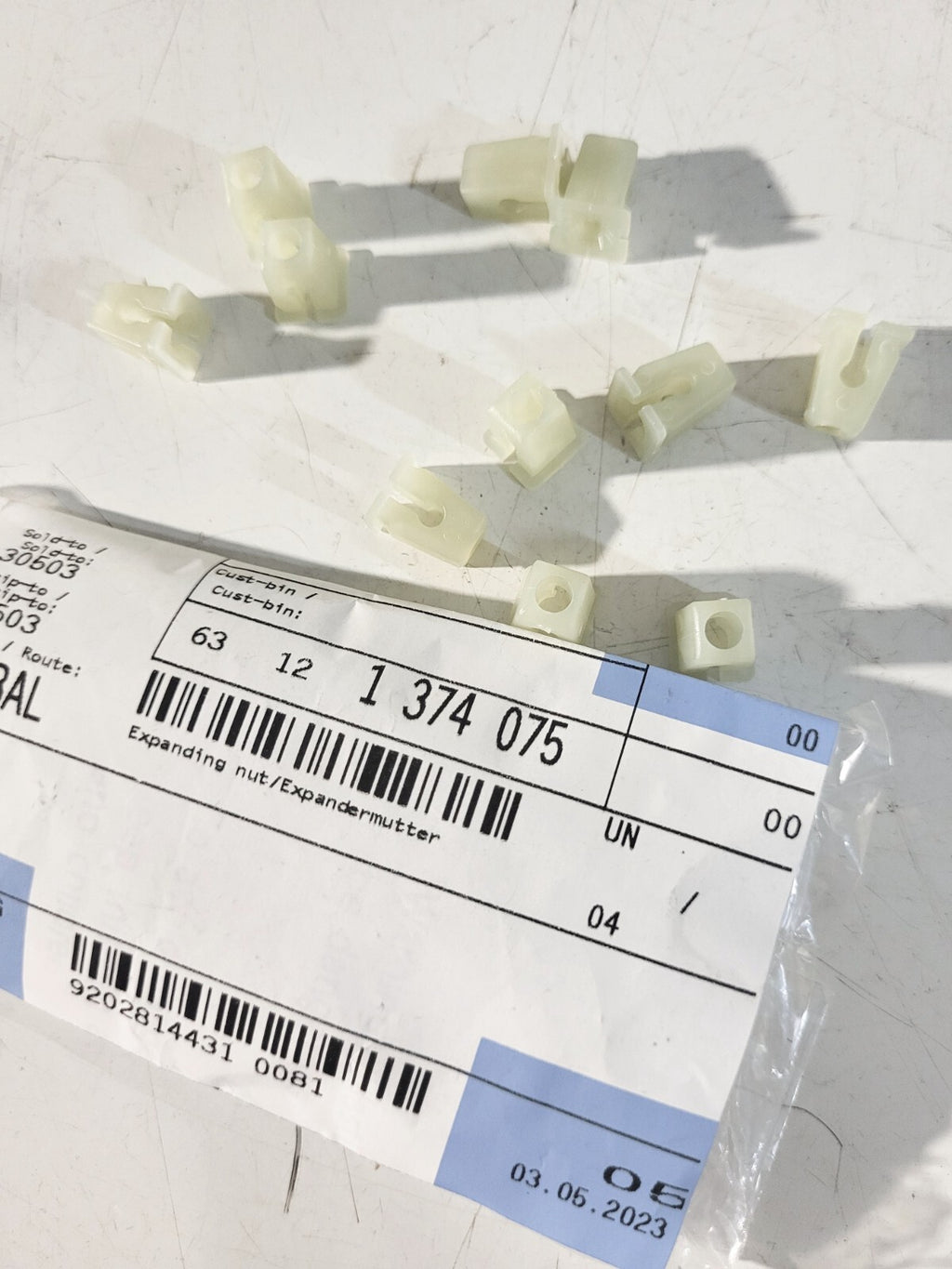 BMW E81 E87 E82 E30 E36 E46 E90 E91 Expanding nut 1psc 63121374075