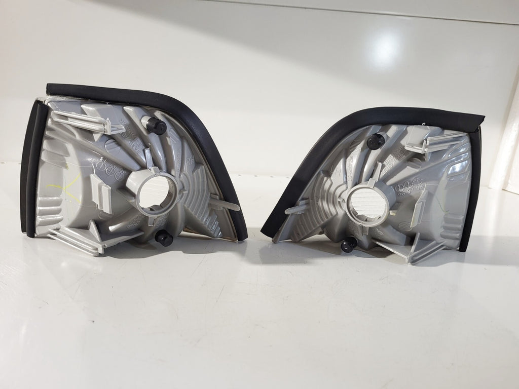 BMW E36 Front left/ right white turn indicator 82199403095 82199403096