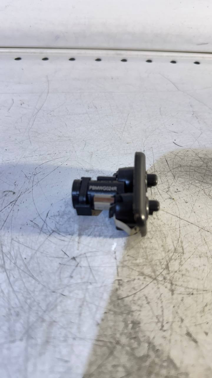 BMW E39 Spray Nozzle Right 61678360662 PBMWG024R